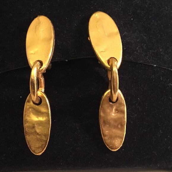 Vintage BICHE de BERE Brutalist/Modernist Hammered Gold tone Drop Earrings - Picture 3 of 4